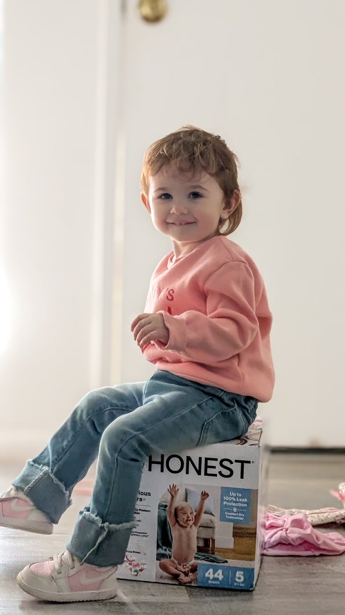 Element808's tweet photo. @Honest aloha - my daughter decided to sit on a box of your diapers she pulled out and I got lucky snapping this pic when she turned and looked at the camera. Happy Friday 🤙🏽 https://t.co/manjVNHYau