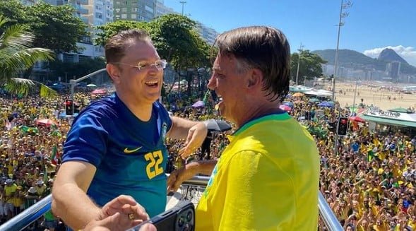 vinicios_betiol's tweet image. ATENÇÃO: Sóstenes Cavalcante, líder do partido do Bolsonaro na Câmara, NÃO TINHA ASSINADO A ESCRITURA DO IMÓVEL antes de receber a visita da Polícia Federal. Ele alegou que os malotes de dinheiro vivo eram da venda de um imóvel, mas ele só assinou a escritura depois de ter usado…