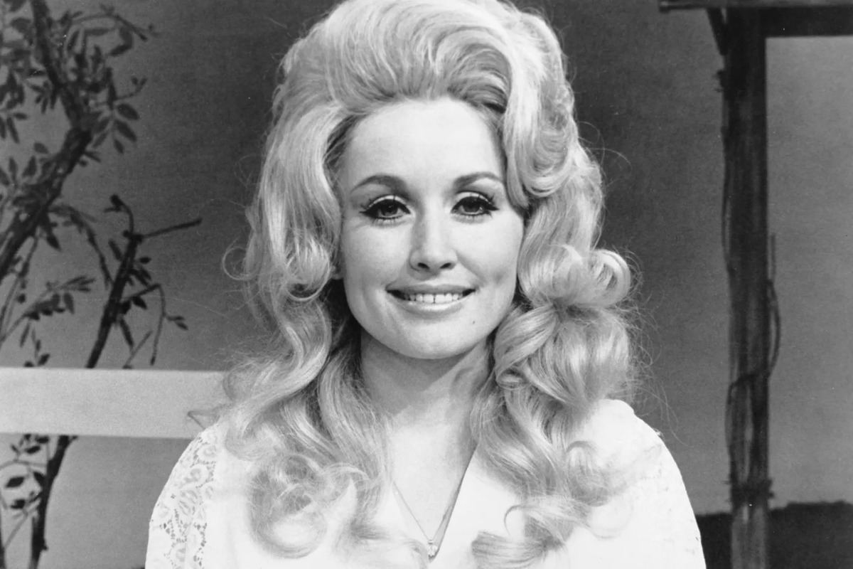 In honor of Dolly Parton's 80th birthday, we publish — for the very first time — this interview about the making of her 1971 album “Coat of Many Colors,” which gave the Country Music Hall of Fame member her signature autobiographical song.

Read: rollingstone.com/music/music-fe…