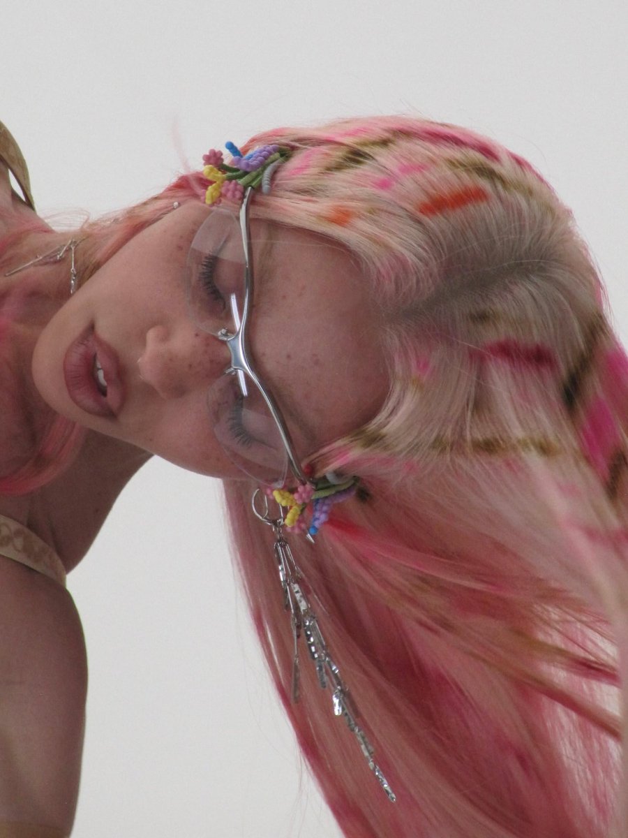 lostwig's tweet image. she’s unreal