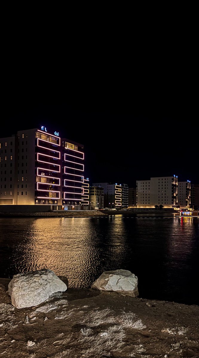 يقول أحد الكُتّاب :
أن تكتب نصوصاً، أن يقتبسها غريب في مدينة
بعيدة ، أن يقرأها ليلاً ،، أن يختلج قلبه لسطرٍ يشبه
حياته، ذلك هو مجد الكتابة !