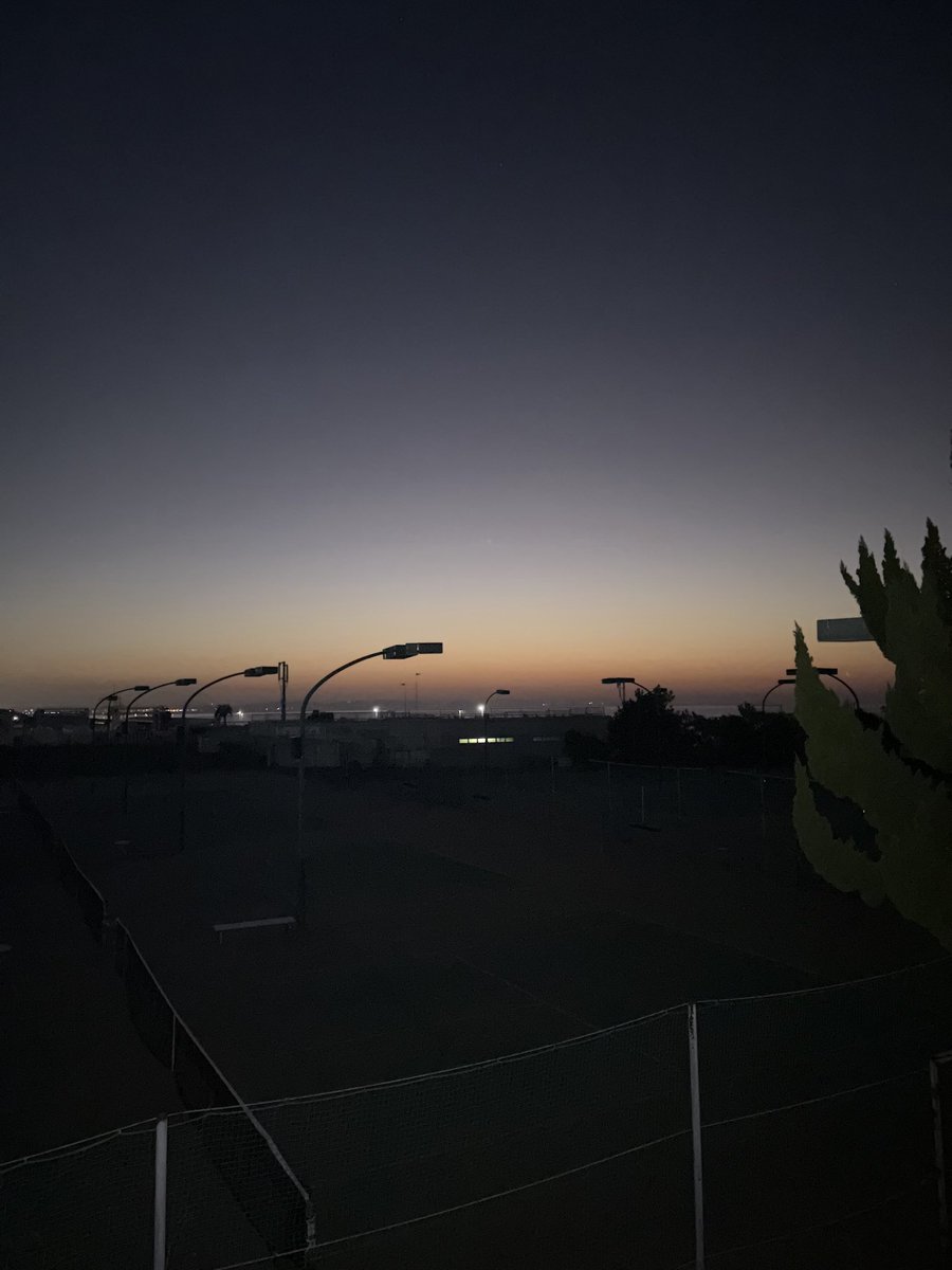 おはようございます。

『 もしアドラーが上司だったら 』という本に、

・1日の95%は「 できてること 」なのに、わたしたちは残りの5%にばかり目を向けて、自分で自分のエネルギーを削ってしまう

とあります。

敵はいつでも自分自身。
誰とでも無駄な争いは避けて、エネルギーを温存したいですね。