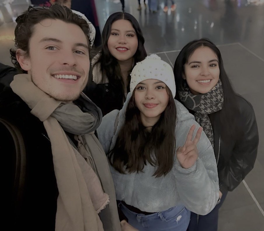 ShawnMendesBRA's tweet image. Shawn Mendes com fãs hoje mais cedo no aeroporto do México