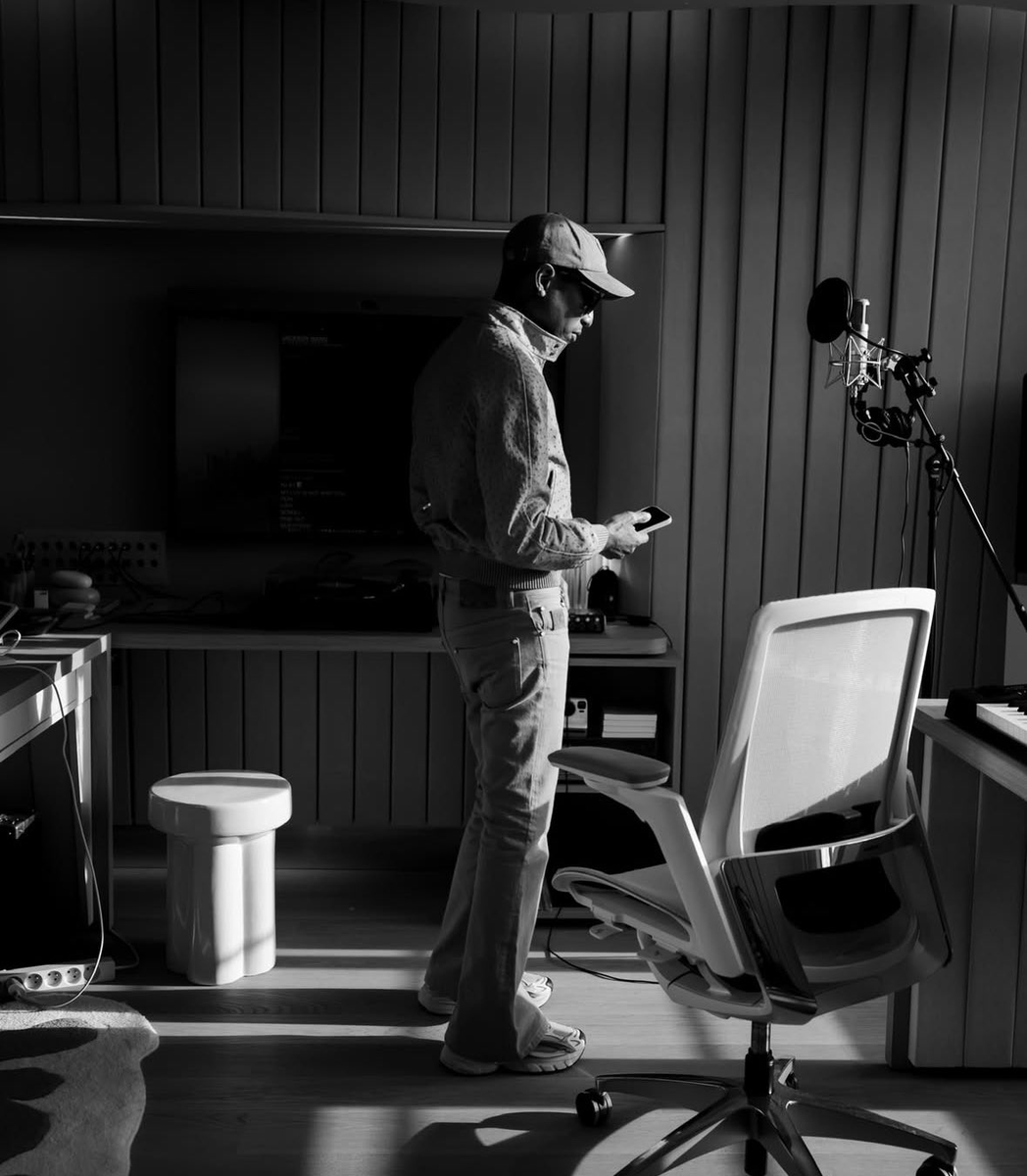 big_business_'s tweet image. Future and Pharrell in the Louis Vuitton studio working on new music 📹