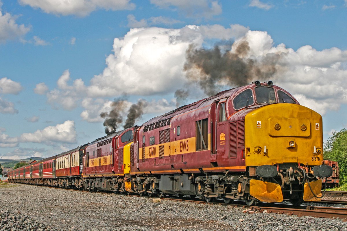 njvphotographee's tweet image. 14th June 2009 Class 37 locomotives 37670 and 37401 fire up at Baron Street Bury . The coaching stock had been stored at Bury following a rail tour the previous day.  @elrdiesel  #Class37 a late night #Dieselfix