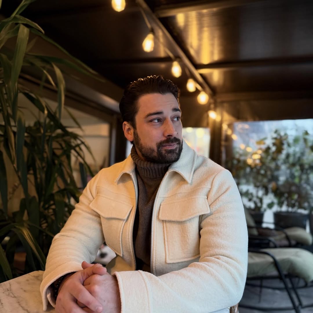 allaboutnavruz's tweet image. #AlpNavruz “#Şule” dizisinin Kerem Akay’ı oldu. ✨️

Alp Navruz yeni yaşını arkadaşlarıyla kutladı. 36. yaşını kutlayan yakışıklı oyuncu TRT tabii’nin yeni dizisi “Şule” ile setlere dönecek. 10 bölümlük dizide Alp Navruz “Kerem Akay” adlı eski bir savaş muhabiri olarak seyirci…