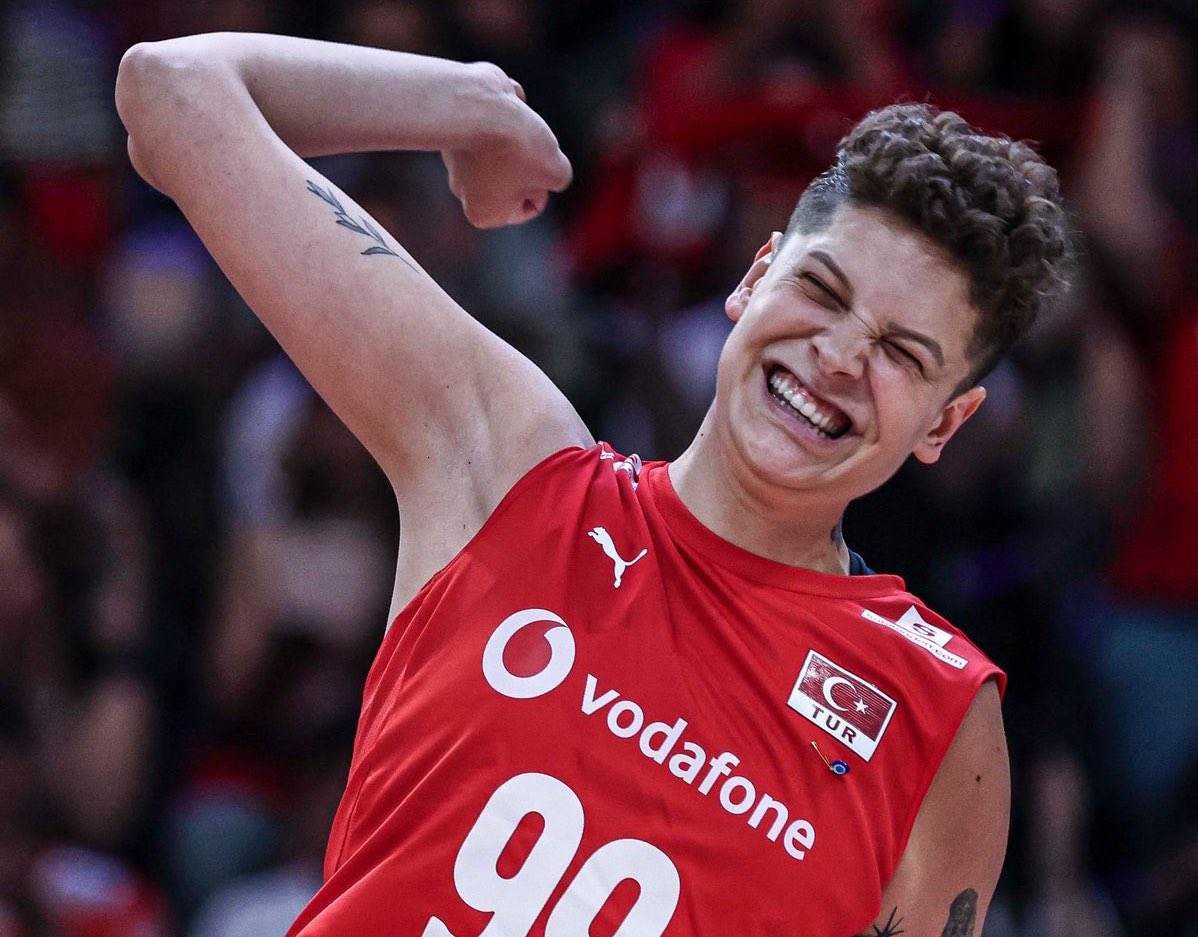 Her zaman böyle neşeyle güleceğin yaşların olsun 🧡
Sağlık, başarı ve mutluluk hep seninle olsun.
Gülünce kısılan o gözlerindennn öpüyoruzzz iyi ki doğdun Ebrar’ımız 😍💗🥳

#karakurtolar
#heryaşındahepyanında