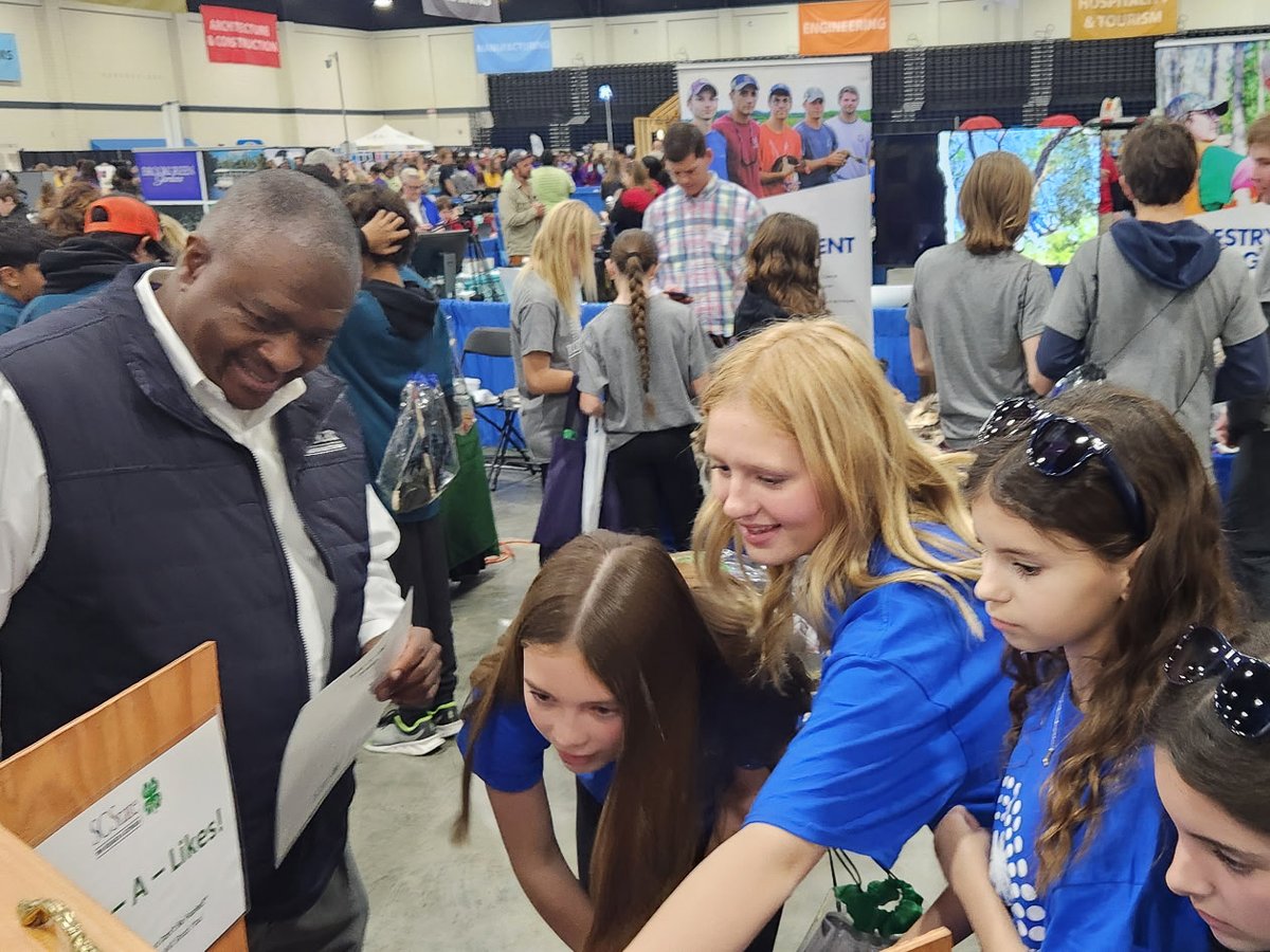 SCState1890's tweet photo. Our 4-H Youth Development, Sustainable Agriculture, and Family Nutrition and Health agents from the Coastal, Pee Dee and Santee-Wateree regions joined Pathway2Possibilities SC in Myrtle Beach to introduce middle schoolers to careers in agriculture, food and natural resources.🌱 https://t.co/8jwrFeQ3kT