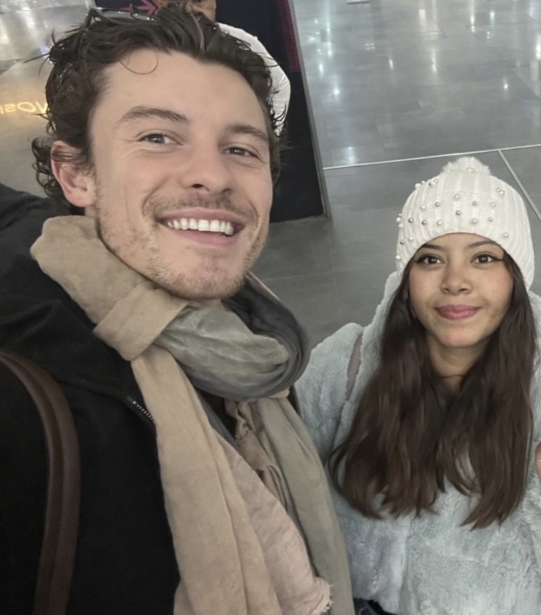 ShawnMendesBRA's tweet image. Shawn Mendes com fãs hoje mais cedo no aeroporto do México