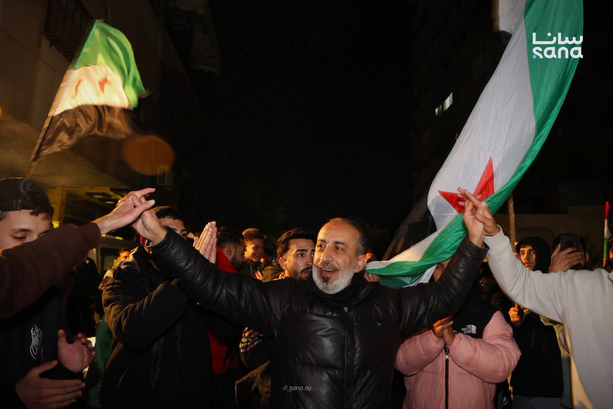 من احتفالات أهالي حي ركن الدين بدمشق بإصدار الرئيس أحمد الشرع مرسوماً خاصاً يضمن حقوق الكرد وخصوصياتهم.