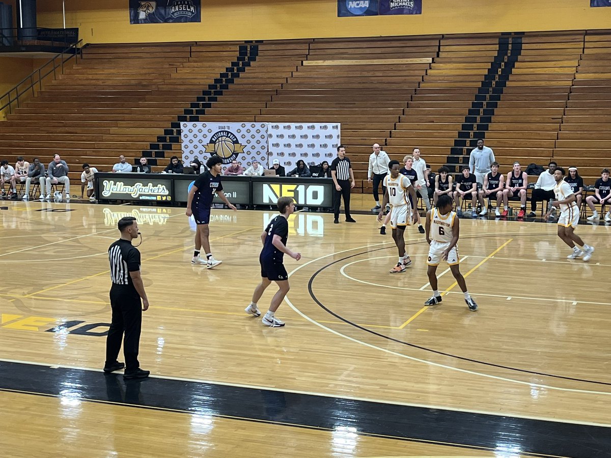 BflinnHoops's tweet image. Good one brewing between @MMAPGBasketball and @CushingBBball. Forwards Da’Kylan Hill and Nate Blenman leading their respective squads. Hill showcasing his midrange game and scoring on lobs as well as showing . Blenman impressing with his toughness &amp;amp; post arsenal
