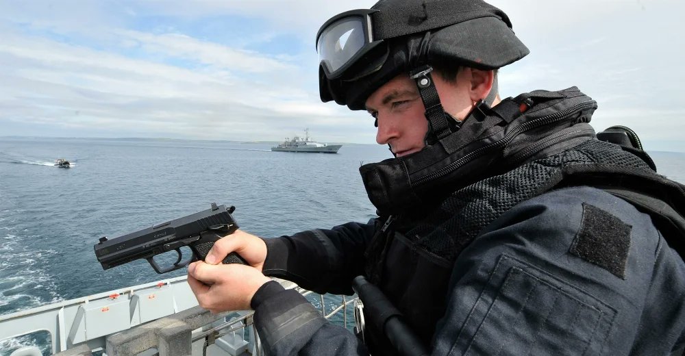 Amazon dot com operator tweet media