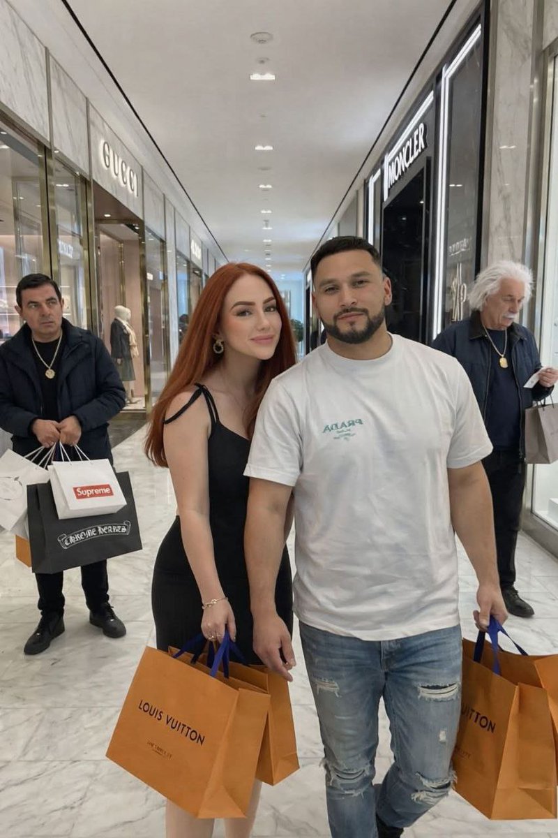 Huaira_Runa's tweet image. Miren como la #PrensaEcuatoriana le lava la cara a #WendyLanda y #EduardoFreire, quienes aquí de casualidad de compras en #Dubai después de vender todos los choripanes.
Sus bolsas son de #loisvuitton en la cual el precio minimo de sus articulos son de aproximadamente $300-400…