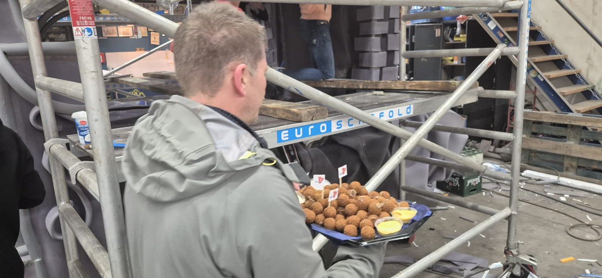 Samen aanpakken én doorp(l)akken! 🎭🍻
De Dinkellandse VVD bracht een bezoek aan de Siepeljonkers. Tradities zoals carnaval zijn voor de VVD ontzettend belangrijk voor de verbondenheid in onze kernen. Om de sfeer erin te houden, hebben wij gezorgd voor bitterballen en bier. 😋