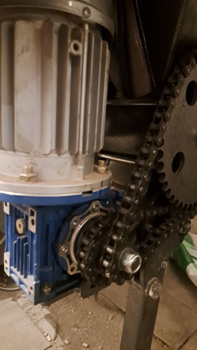 Izskatās, ka pašķīda granulu katla padeves motora reduktors. Motors griežas, reduktora izeja negriežas, piepalīdzot ar atslēgu, uzķer, pagriež pusapgriezienu, un viss. Rīt pajaukšu vaļā.

Idejas, kur/kā dabūt kaut ko tamlīdzīgu sestdienā?

#fml