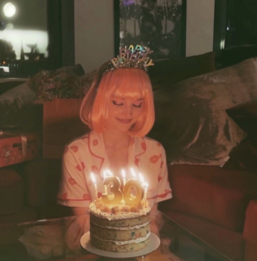 bl0odshoteyes's tweet image. she’s so 🤏🏻 please i cannot😭😭😭😭😭😭😭😭😭😭😭😭