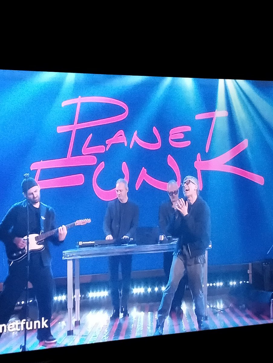 FalangaGiovanna's tweet photo. Ho il volume della TV così alto che tutto il condominio sta cantando i #planetfunk
#Propagandalive @welikeduel https://t.co/S3xH6ps7vD