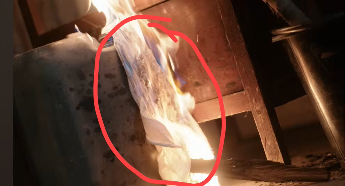 Forceeebookkkk's tweet image. The fire seems to be intensional someone put cloth on petrol/kerosene box, and they tried to frame it like a accident. Who wanted to hurt the people in that house specially Pleng why is always someone trying to hurt Pleng 

FORCEBOOK MOS EP6
#MelodyOfSecretsEP6
