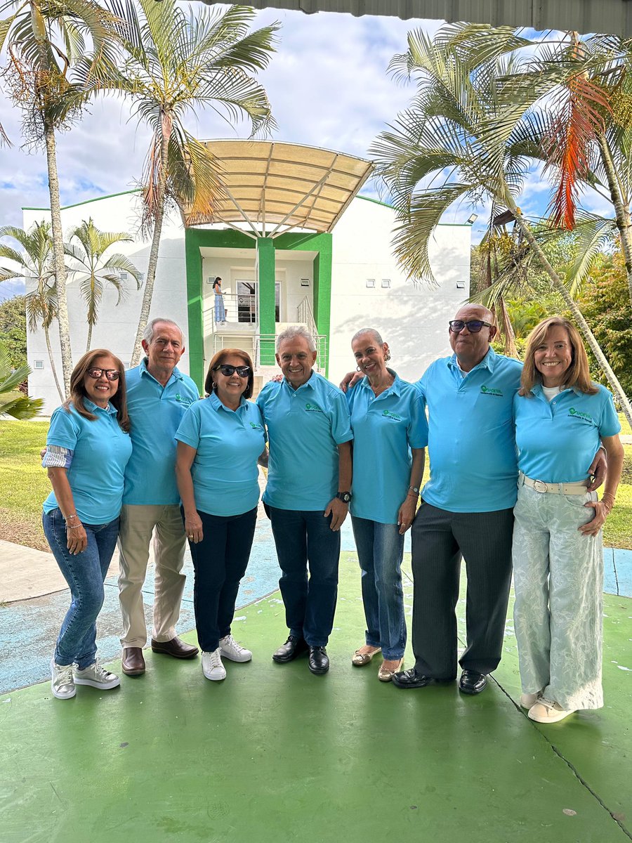 Hoy vivimos un encuentro lleno de historia y orgullo institucional. Recibimos la visita de 7 egresados del programa de Administración de Empresas de la UCEVA, graduados el 7 de diciembre de 1985, pertenecientes a la 1era, 2da y 3ra promoción del programa.  

Durante su visita,
