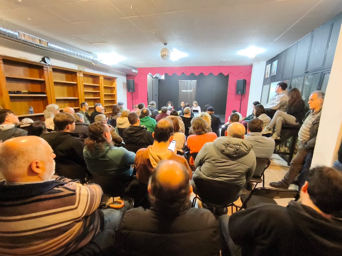 mardelumes's tweet photo. Enorme interesse polas palavras de Martín Pacheco, cônsul geral da Venezuela, e Ana Mosquera, presidenta da @agabohc, no acto celebrado hoje em #Ferrol sobre a agressom contra #Venezuela e a luita pola soberania política e polos recursos próprios. Esta quinta 22, em Compostela. https://t.co/hz1j78n24U