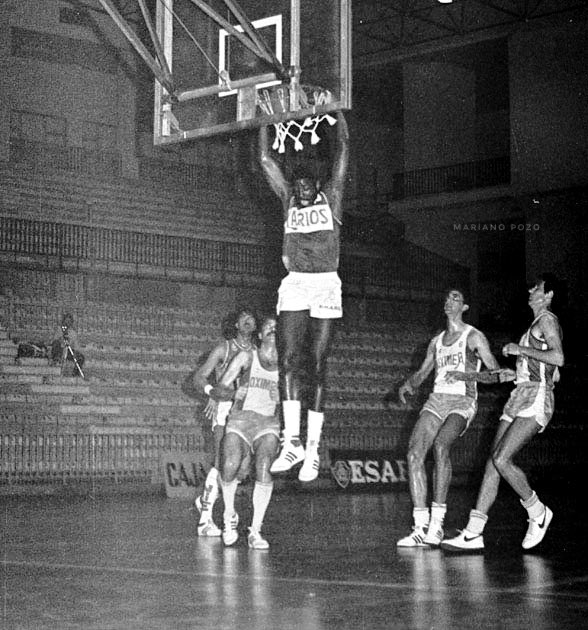 Mucha historia en el partido de mañana.
Personalmente viví muy de cerca los míticos duelos contra el Oximesa. En la foto (mate de Roland Houston), imagen de un amistoso (83/84) en el que solo entró público a una de las gradas de Ciudad Jardín, eran otros tiempos…
<a href="/unicajaCB/">UnicajaCB</a>