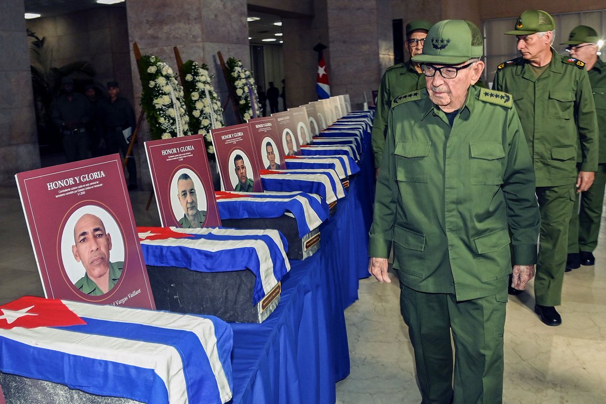 ultras_antifaa's tweet image. 🇨🇺 Raul Castro, one of the five great commanders of the Cuban Revolution and the only one still alive, attended the funeral of Cuban soldiers who were killed during a U.S. attack on Venezuela. 

Raul Castro was one of the 12 survivors of the Granma expedition and the brother of…
