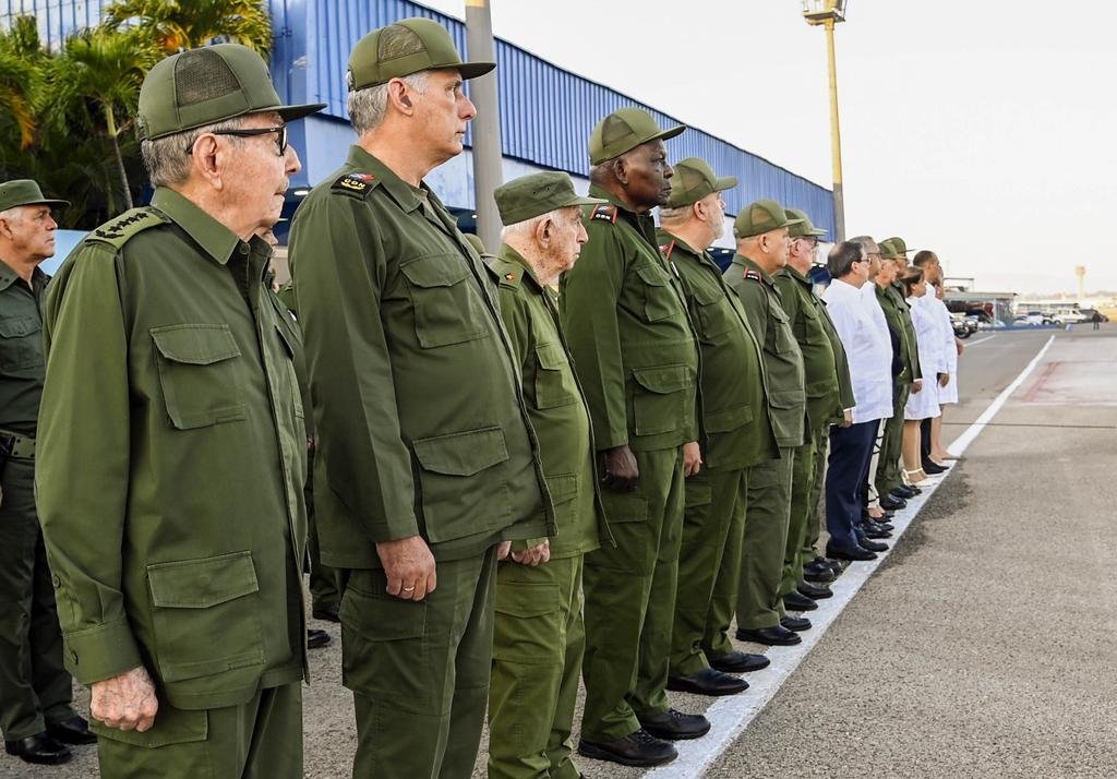 ultras_antifaa's tweet image. 🇨🇺 Raul Castro, one of the five great commanders of the Cuban Revolution and the only one still alive, attended the funeral of Cuban soldiers who were killed during a U.S. attack on Venezuela. 

Raul Castro was one of the 12 survivors of the Granma expedition and the brother of…