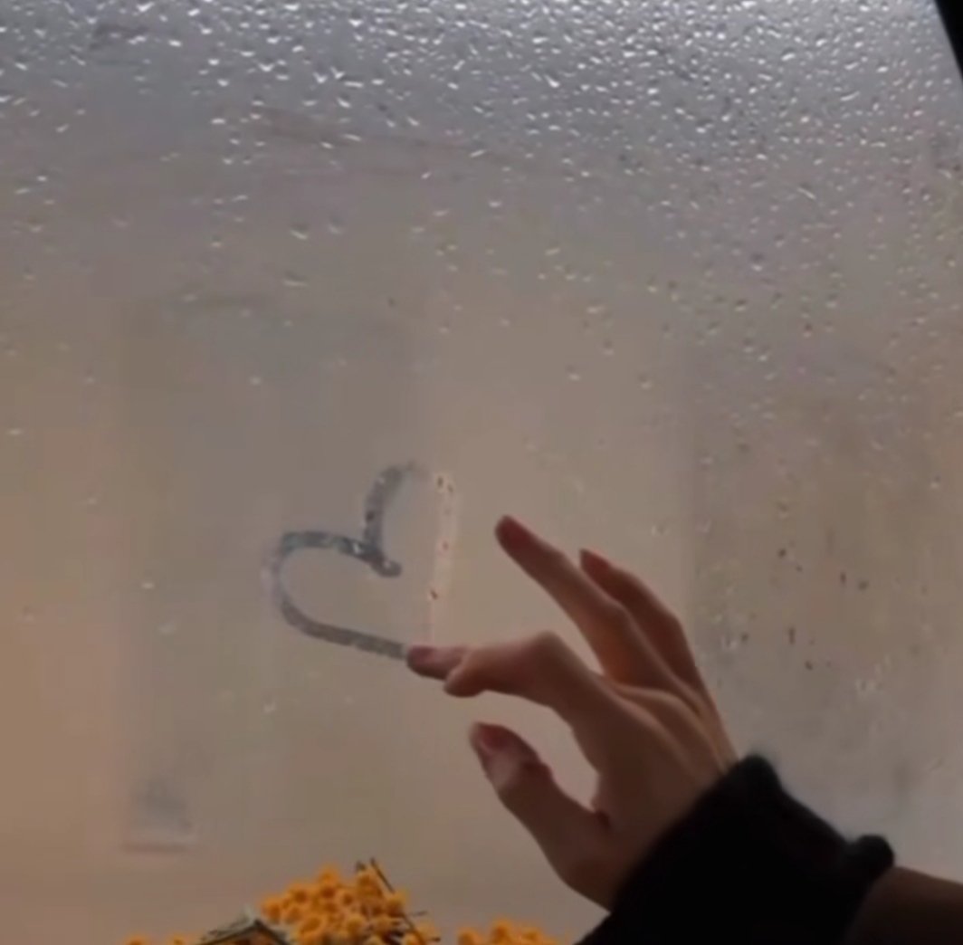 Muazzam bir ihtimalsin..
Gökyüzüne dokunmak gibi
Tüm maviliklerin sahibi olmak gibi
 Hani nasıl desem, 'Mutlu olmak gibi' ♥️