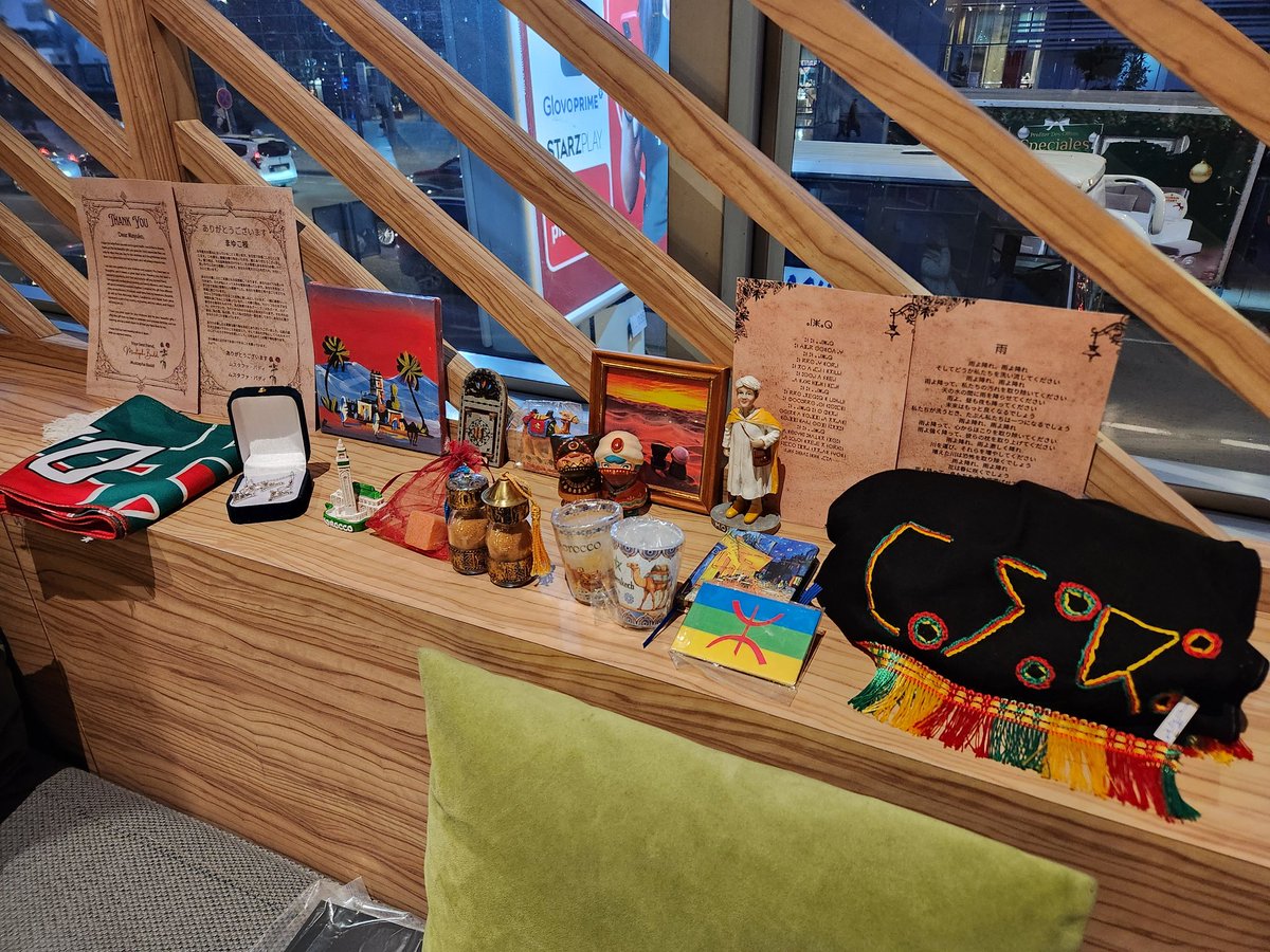 二年ぶりに再会したモロッコ人のお友だちが、贈り物たーーくさんくれた😭😭そもそもの出会いが奇跡みたいなものだったのに、こうして二年間連絡を取り続け、そしてまた出会えたことを喜んでくれるの、幸せ以外のなにものでもない🥲