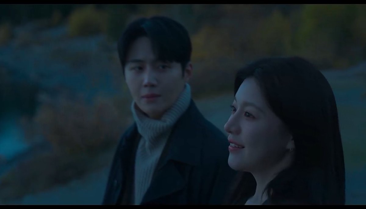 youjungfs's tweet photo. eu estava aguardando tanto as cenas da aurora boreal, além da filmografia estar linda a cena em si tem um significado muito bonito, principalmente por eles dois estarem vendo juntos, lindo lindo lindo 🥹 #CanThisLoveBeTranslatedEp5 https://t.co/pZDB2BuaPK