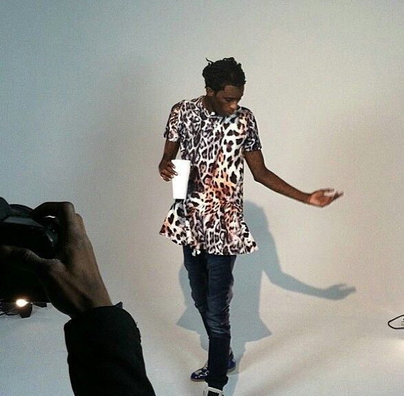 Nasukush's tweet photo. Le père spirituel de 80% de la trap fr mettait des jupes, des robes, du vernis et vous êtes encore dans votre délire de réac mdrrr https://t.co/As5RnahWOM