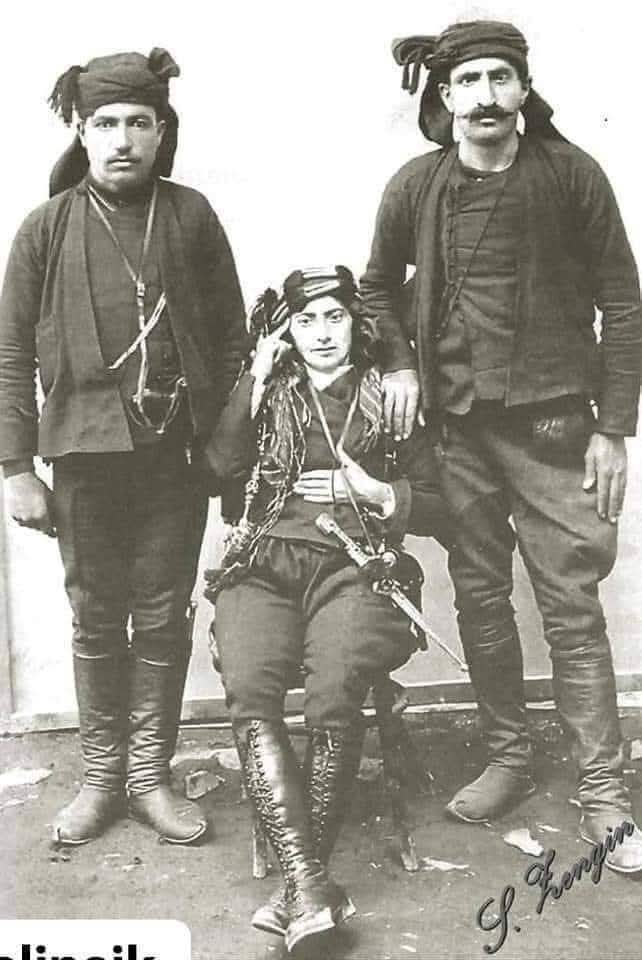 Adapazarı sitelerinde bir Erzurum'lu şöyle  anlatılıyordu. Erzurum'lular da duysun istedim.

Esmerdi.
Kara kaşlı kara gözlüydü.
Simsiyah elbise giymişti.
Simsiyah pantolon gitmişti.
Çizmeleri simsiyahtı.
Tüfeği simsiyahtı.
Kemerinde simsiyah kama vardı.
Kamçısı simsiyahtı.
Atı