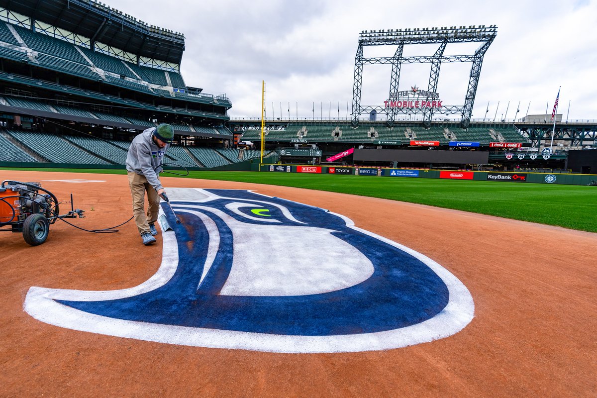 Mariners's tweet image. We are ready for playoff football 🏈

Good luck to the @Seahawks as they kick off their playoff run tonight!