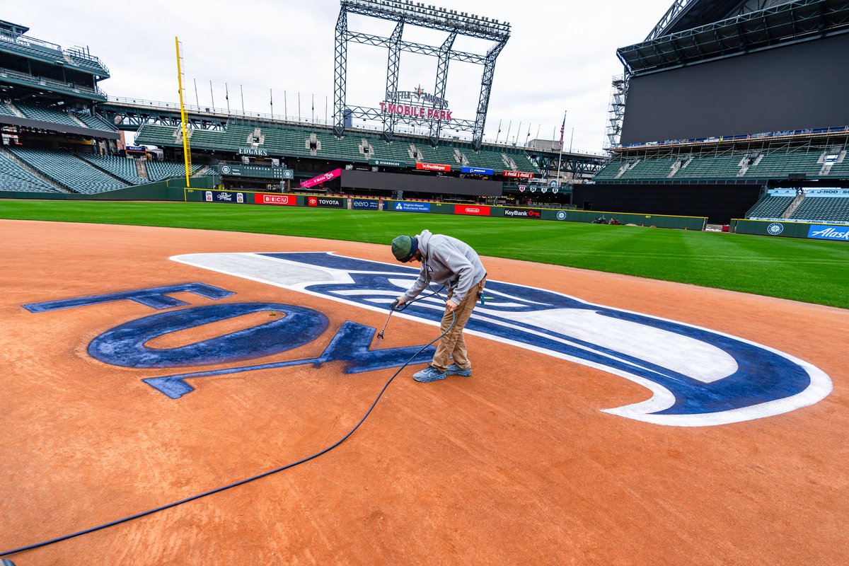 Mariners's tweet image. We are ready for playoff football 🏈

Good luck to the @Seahawks as they kick off their playoff run tonight!