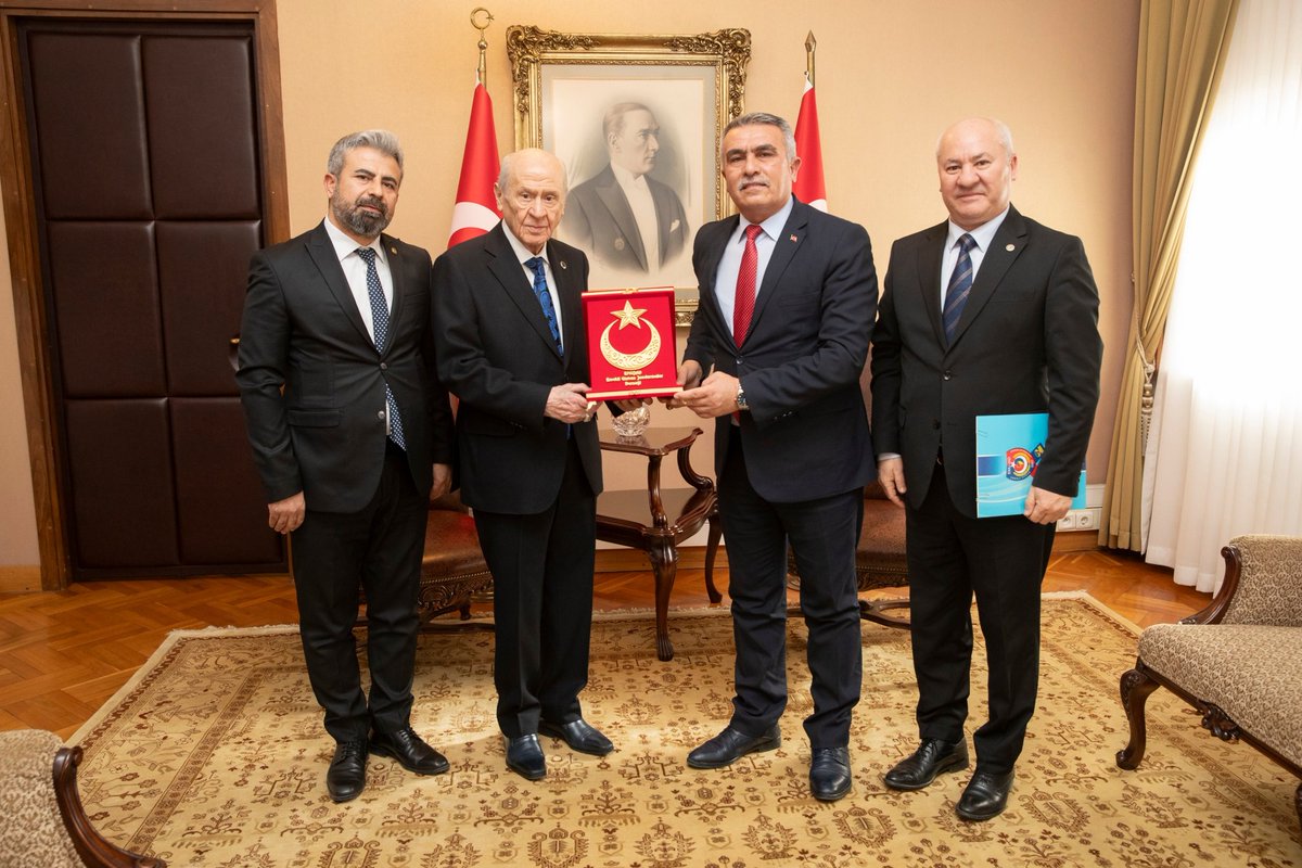 serefcayirtepe's tweet photo. MHP Genel Başkanı Sayın Devlet Bahçeli beyefendiyi TBMM’de makamında ziyaret ettik.
Camiamızın taleplerine gösterdikleri samimi yaklaşım ve ilgiden dolayı teşekkür eder şükranlarımı sunuyorum.🇹🇷🇹🇷
@dbdevletbahceli 
@MHP_Bilgi 
@MhpTbmmGrubu 
@erkanakcay45 
@celal_adan 
@EMUJAD06 https://t.co/Hty1sALu9t