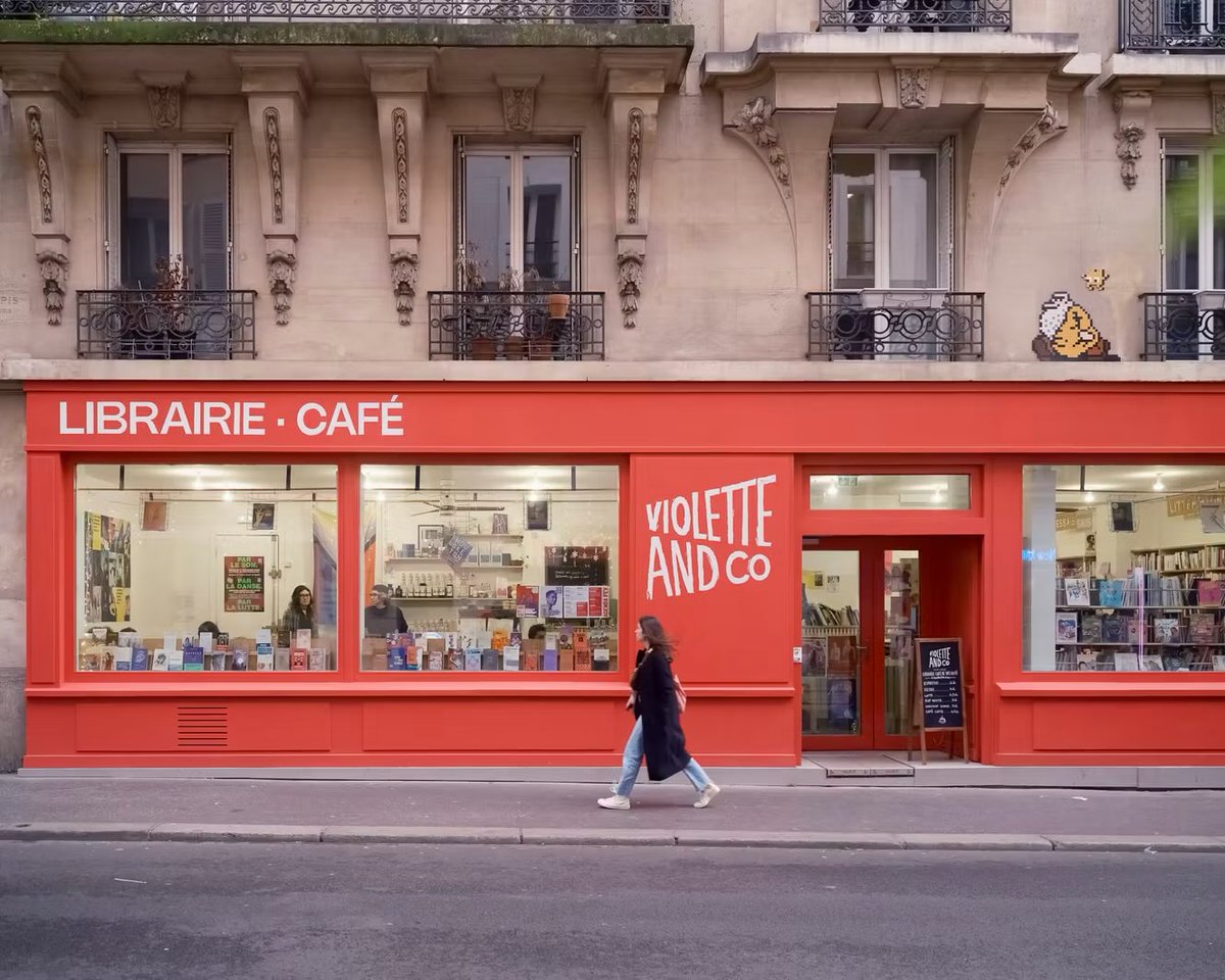 cpasdeslol_X's tweet image. 🚨 | Paris : La librairie féministe Violette and Co a été perquisitionnée le 7 janvier après un signalement du ministère de l’Intérieur concernant la vente d’un livre de coloriage sur la Palestine. Cinq policiers sont intervenus pour saisir l’ouvrage « From the River to the Sea…