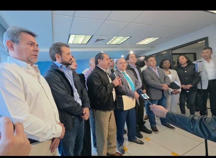 Iniciaron las conversaciones y cada partido expuso sus condiciones y planteamientos.

La Comisión del <a href="/Oficial_PLH/">Partido Liberal de Honduras</a> sigue firme y con la convicción del mandato del pueblo de ejercer los pesos y contrapesos en esta endeble democracia.

Nuestra centenaria institución en un nuevo