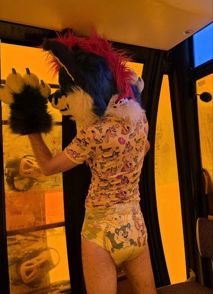SmolBabyBlu's tweet photo. Let me out! I'm afraid of heights 😭 https://t.co/EvdbbMzUe7