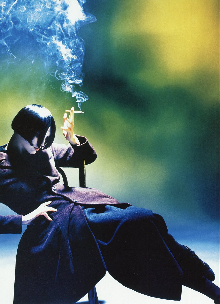 ken29716939's tweet image. ヨージ･ヤマモトのカタログ用の写真:衣服本来の形態を無視したかのような抽象的作品｡独自の技法による鮮やかな発色に抑制を効かせた上品な画面は､ファッション写真の常識を覆すとともに古典的とも呼べる端正さを奥深く漂わせている｡モデル:スージー･ビック､撮影:ニック･ナイト(1988年)