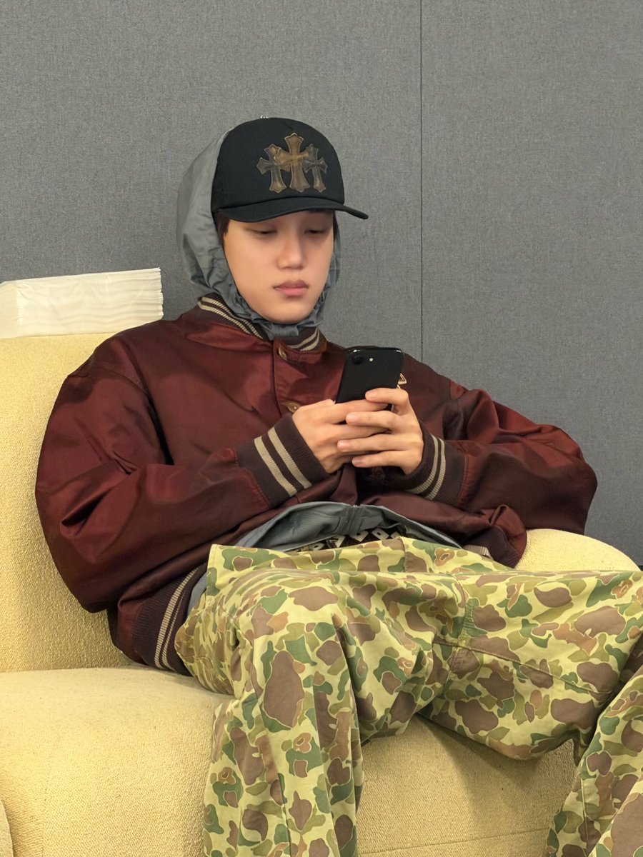 Artemis11494's tweet photo. Such a generous gift to Jongin from our other cutie pie Kyungsoo with love... but did you know Nini's hat right here is another prize acquisition? 😵💫☺️🫣#KimJongin #Jongin #DO #Kyungsoo #EXO #REVERXE #ComeBack2026 #ChromeHearts https://t.co/nFGkJWQakJ