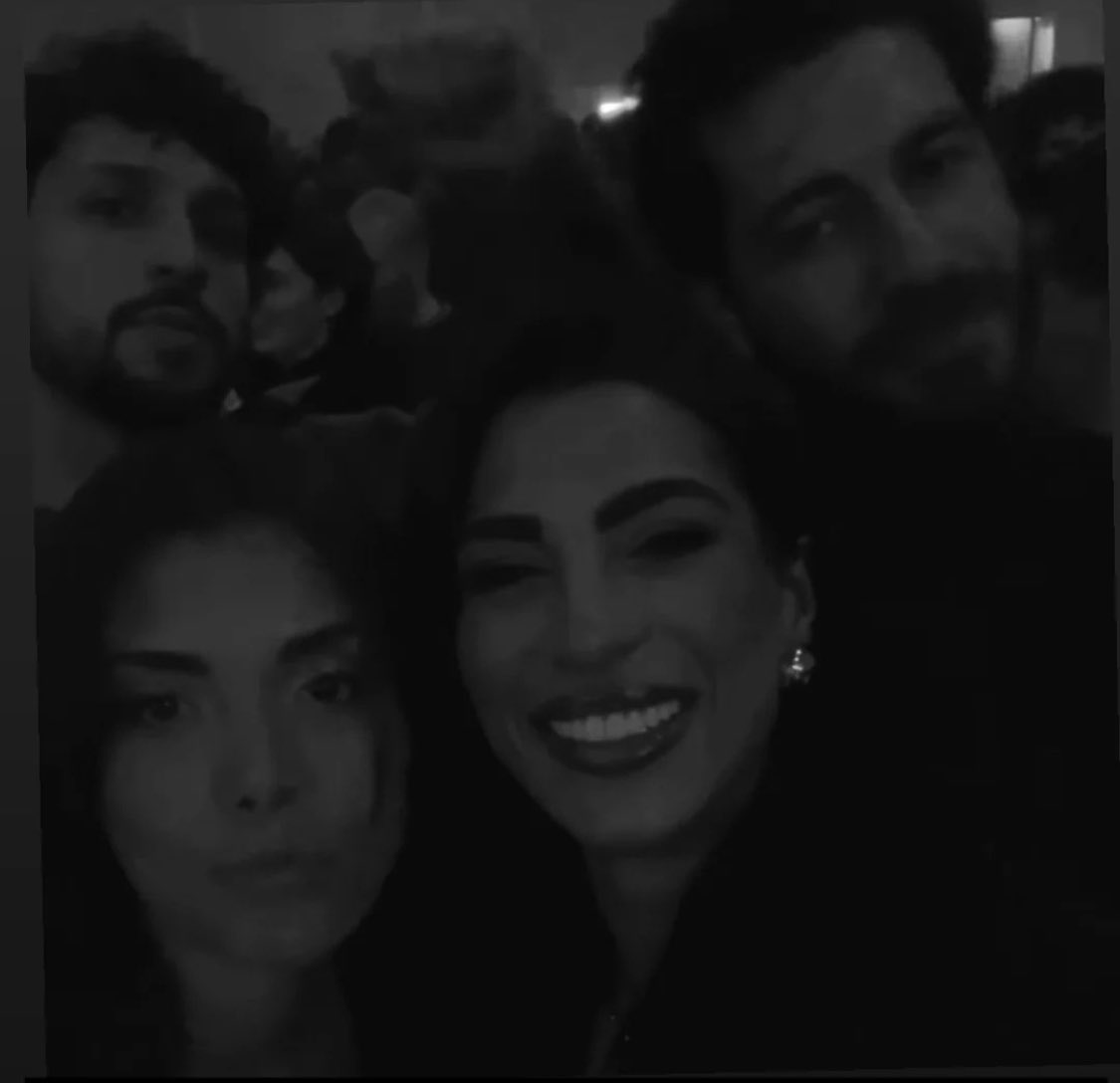 Cla_sani's tweet image. 🏠 la nostra famiglia disfunzionale!!❤️💫😍😍😍

#Rashmer #Mamer