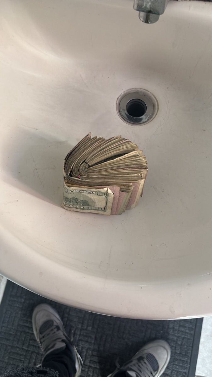 AFNF95's tweet image. 2 turnt to gaf having this shit  irl