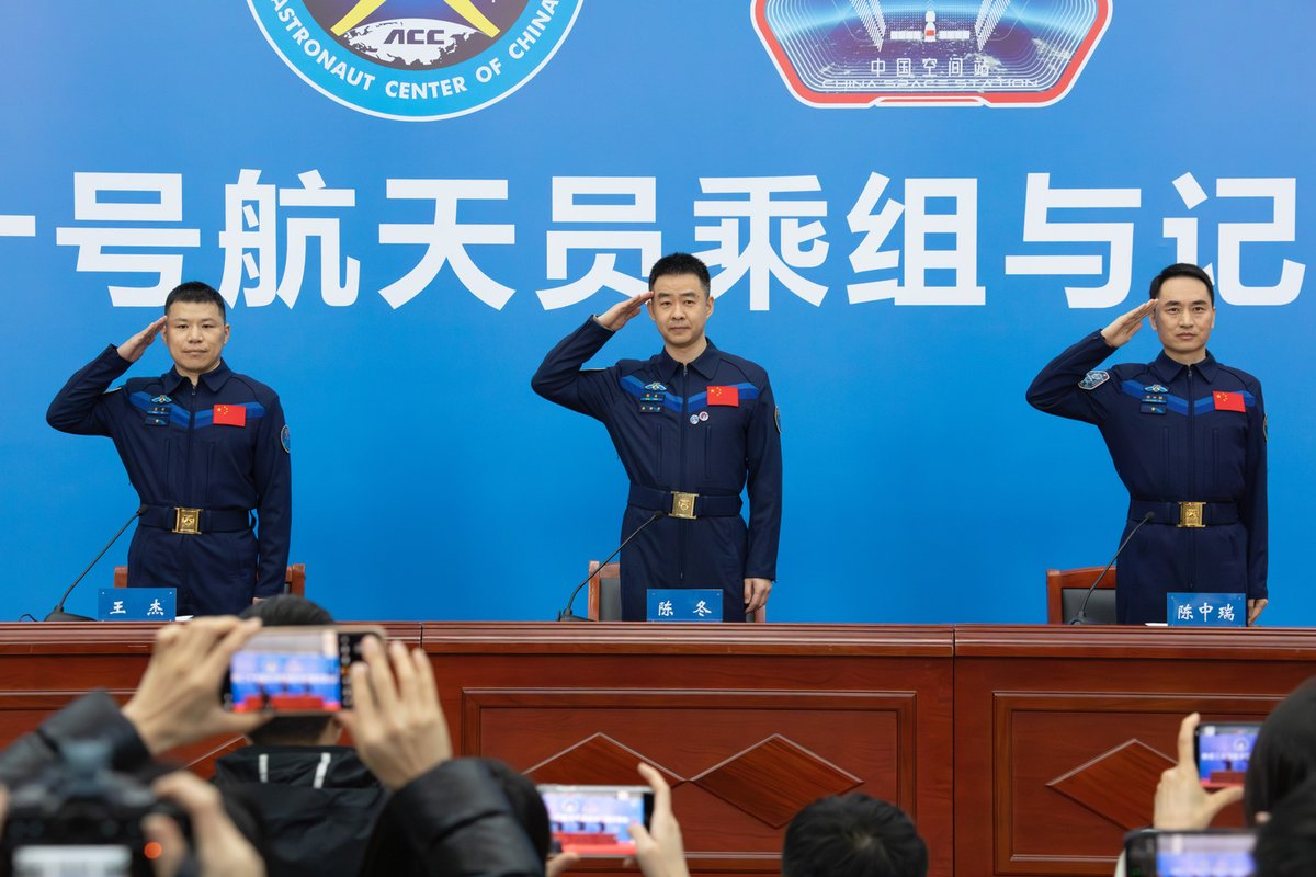 ChinaDaily's tweet image. The three #astronauts from #China's Shenzhou XX mission said that support from the ground control team and their well-trained crewmates was crucial to their successful response to an unexpected incident involving a cracked #spacecraft window. #space bit.ly/3Noxfyq