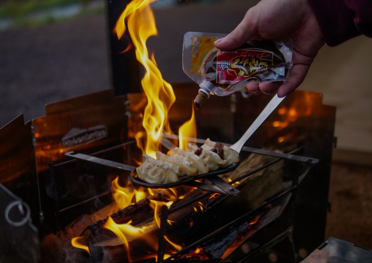 おはようございます！
ショップオープンしました😙

万能辛口たれ「火雷」のご紹介です！

醤油味噌と生姜のうまみの後に、刺激的な青唐辛子の辛さが一気に広がります🌶️
肉類だけでなく、魚介類にも🤗

商品ページはこちら👇
phoenixrise.camp/items/80496441

本日も16時まで営業しております！