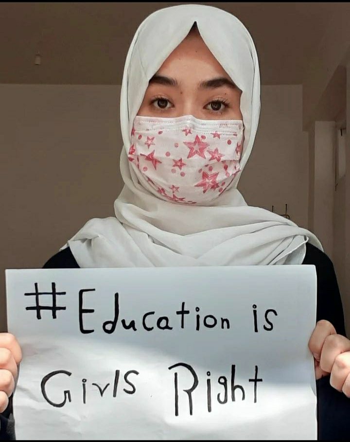 یک روز دلخراش دیگر.
۱۶۱۵ روز از ممنوعیت تحصیل دختران در افغانستان می‌گذرد.
۱۶۱۵ روز رویاهای دزدیده شده
۱۶۱۵ روز محرومیت از یک حق اساسی انسانی.
نگذارید این بی‌عدالتی عادی نشان داده شود.
#بگذارید_دختران_افغان_بیاموزند #آموزش_حق_دختران_است

*عکس قبل از مجروح شدن *