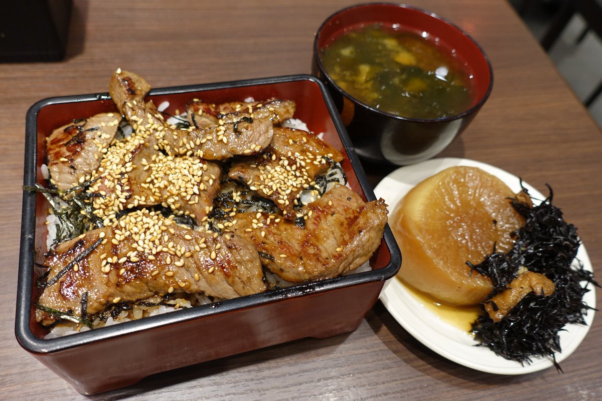 豊洲市場の米花さんでいつもの😊
今日は和牛焼肉重。ご飯とお肉も相性抜群ですよ！
＃米花　＃豊洲市場