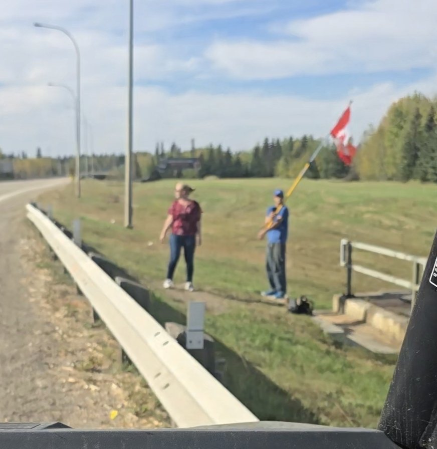 Snideguy's tweet image. And these pair of idiots are protesting against... Wait for it... They are protesting against #Mask #Mandates and against the #covid #vaccine Not protesting against anything else. I shit you you not. People think they're separatists but they are not... 🤦🏻‍♂️