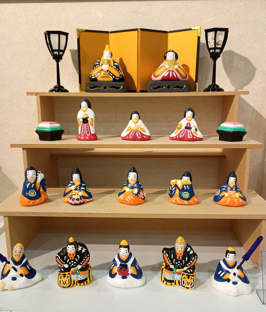 江戸時代から続く津軽の伝統、下川原焼土人形
この「鳩笛」でも有名な窯元が作る雛人形は、型抜きから色付けまで手作業で行われる希少なものです。特にこの独特の色使いと、ユーモラスな表情が下川原焼らしくてほのぼの✨癒されます