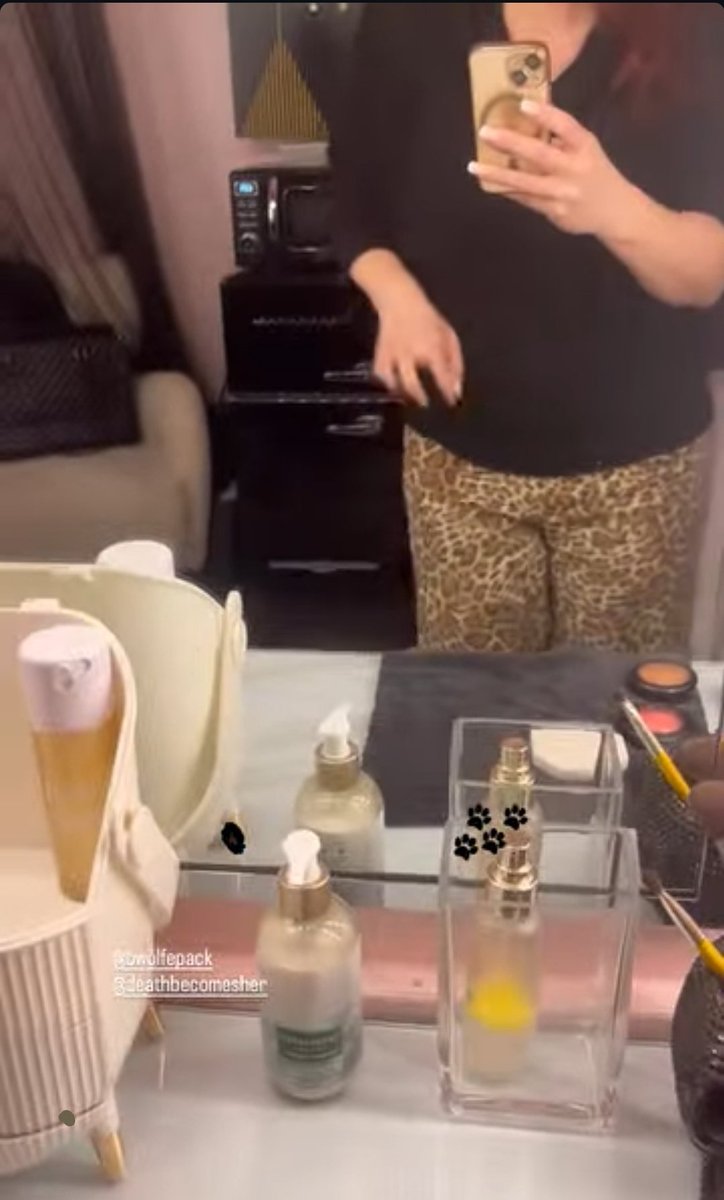 Helen stealing Mad's clothes 👀