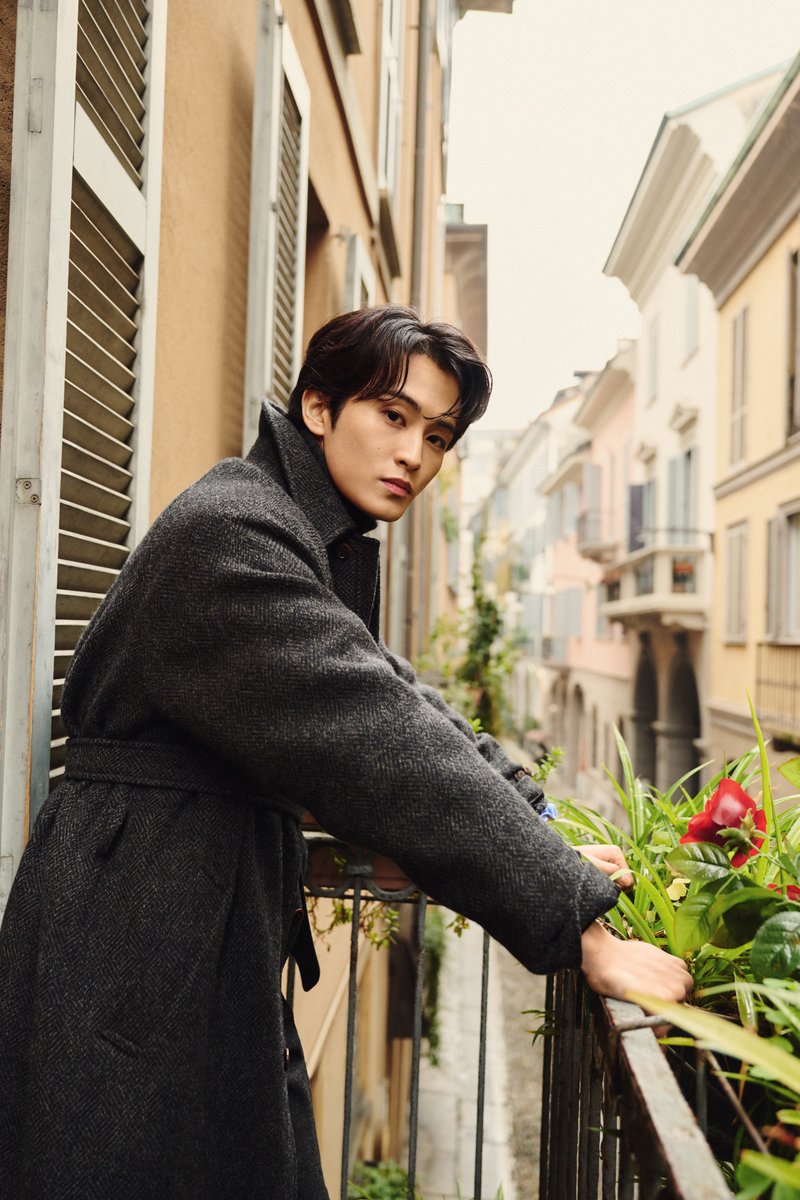 RalphLauren's tweet image. #MarkLee arrives in Milan for #RalphLaurenFall26.

Discover moments from the #MFW salon-style presentation at Palazzo Ralph Lauren via #RalphLaurenFall26.